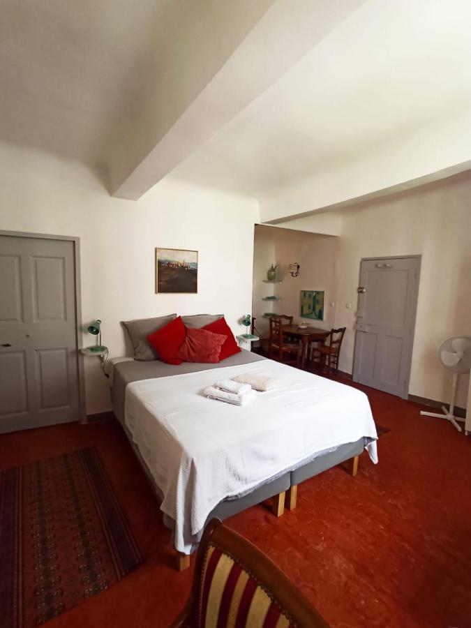 Apartamento La Maison Des Artistes Cotignac Exterior foto